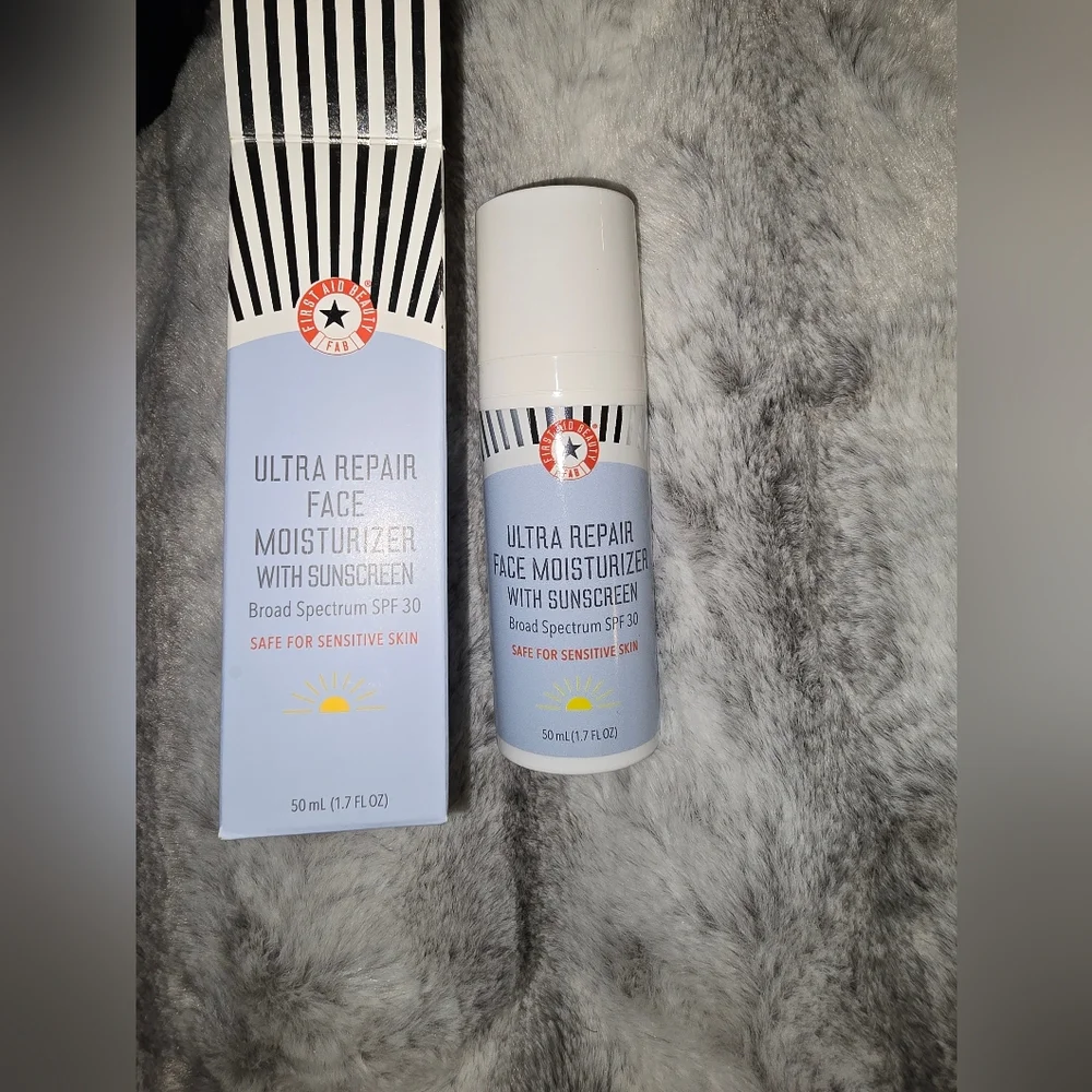 NWT First Aid beauty ultra repair face moisturizer w/sunscreen spf30‎ brand new